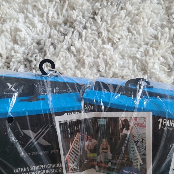 Extreme Fit Ultra V-Striped Compression Socks 🆕️ - Picture 6 of 6